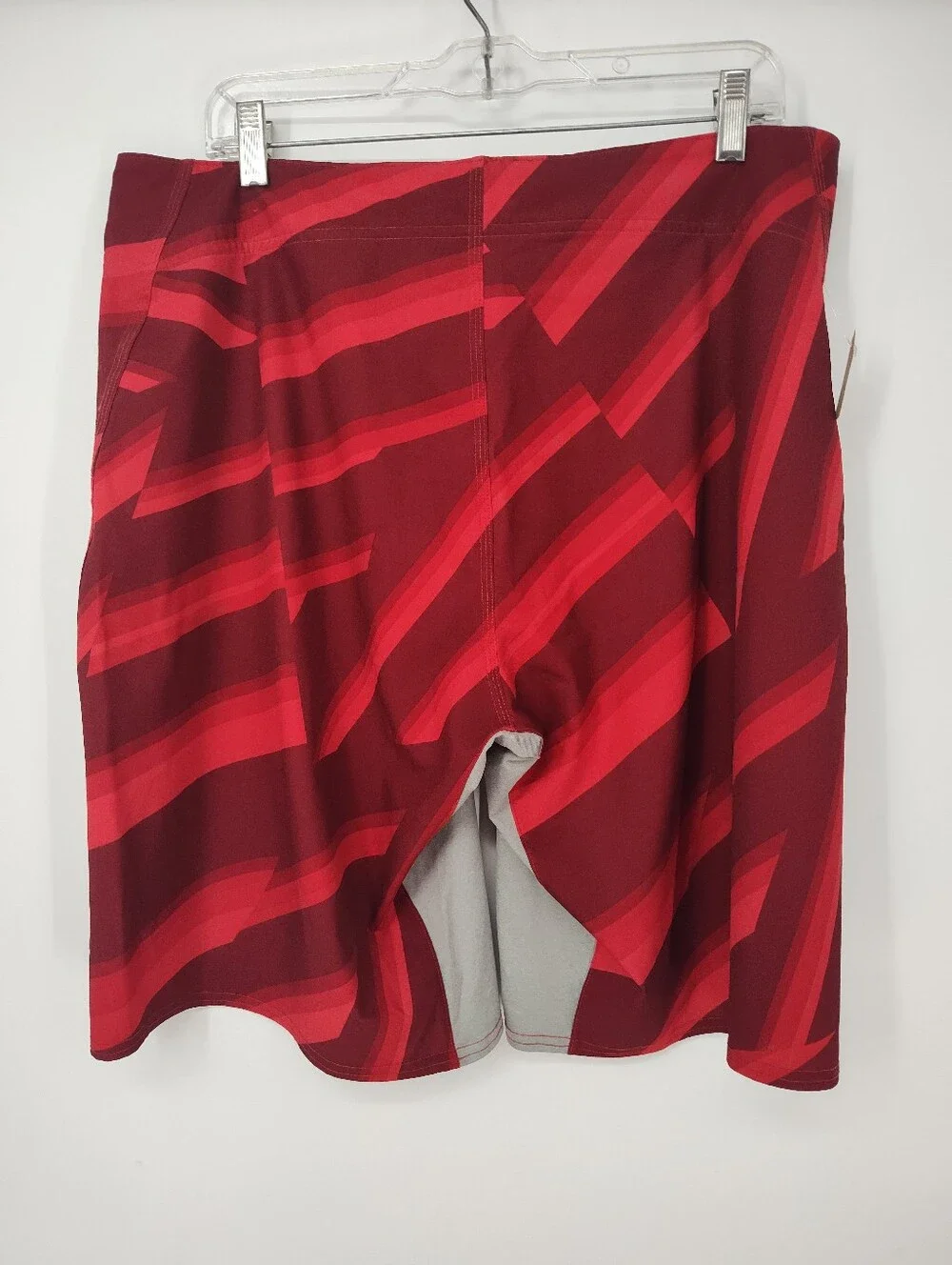 Reebok Red and Dark Red Diagonal Stripe CrossFit Shorts Mens Large